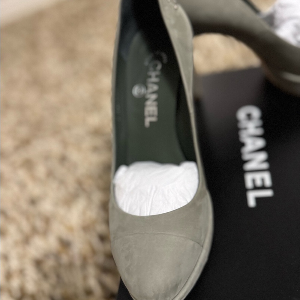 Chanel Women's Khaki/Grey Pumps BRAND NEW, tried on once - Picture 2 of 5